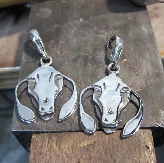 Goat Head Zipper-Pull