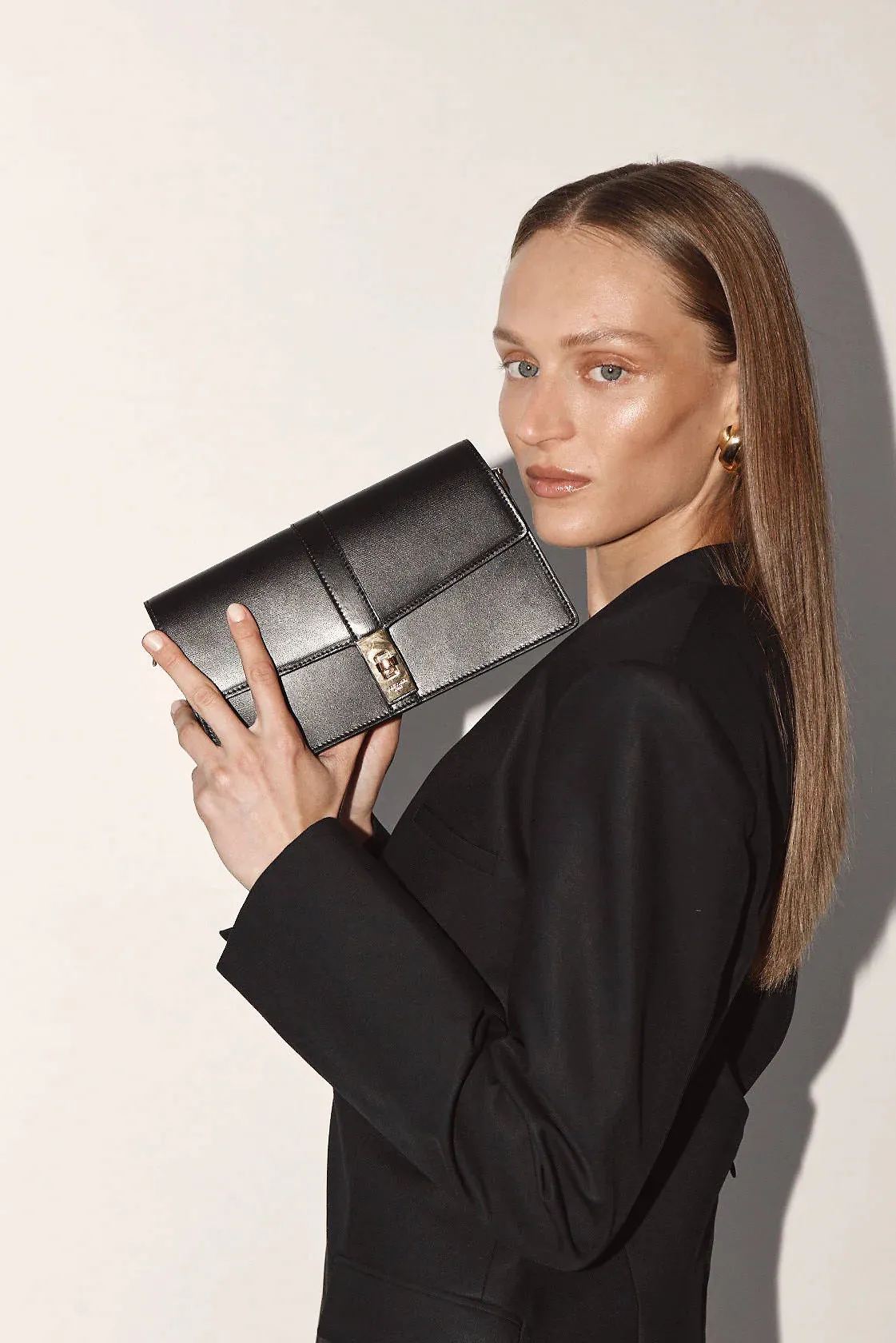 Vestirsi Claudia East West Black Leather